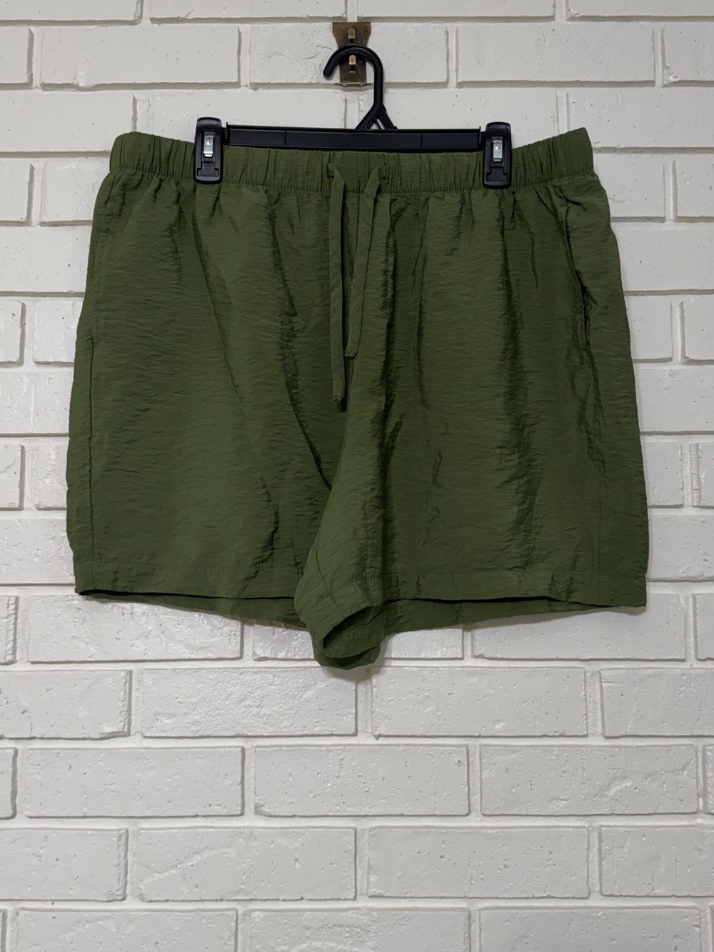 Belle Isle by Torrid Olive Green Pull-On Shorts Size 1 Relaxed Casual